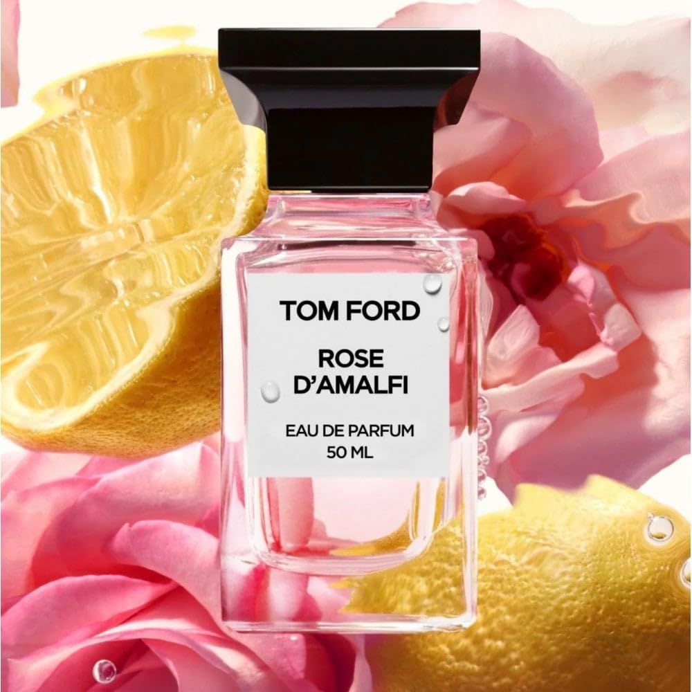 Flacon de parfum avec étiquette blanche. Inscription : TOM FORD, ROSE D'AMALFI, Eau de Parfum, 50 ML. Flacon devant roses et citrons.