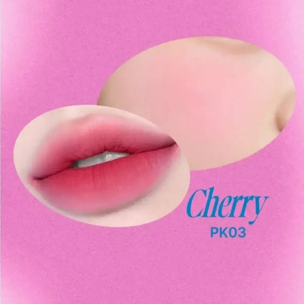 Lippen en wangen in kerskleur, PK03. Lippen en wangen op roze achtergrond. Tekst: Cherry, PK03.