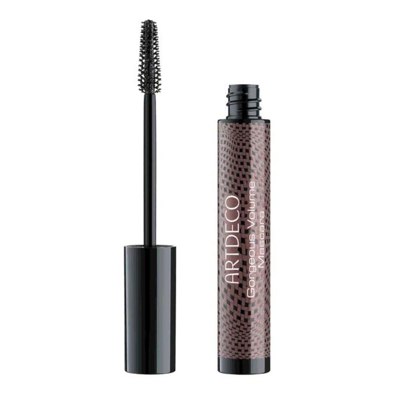 Mascara tube en borstel. Op de tube staat "ARTDECO Gorgeous Volume Mascara". De borstel is zwart.
