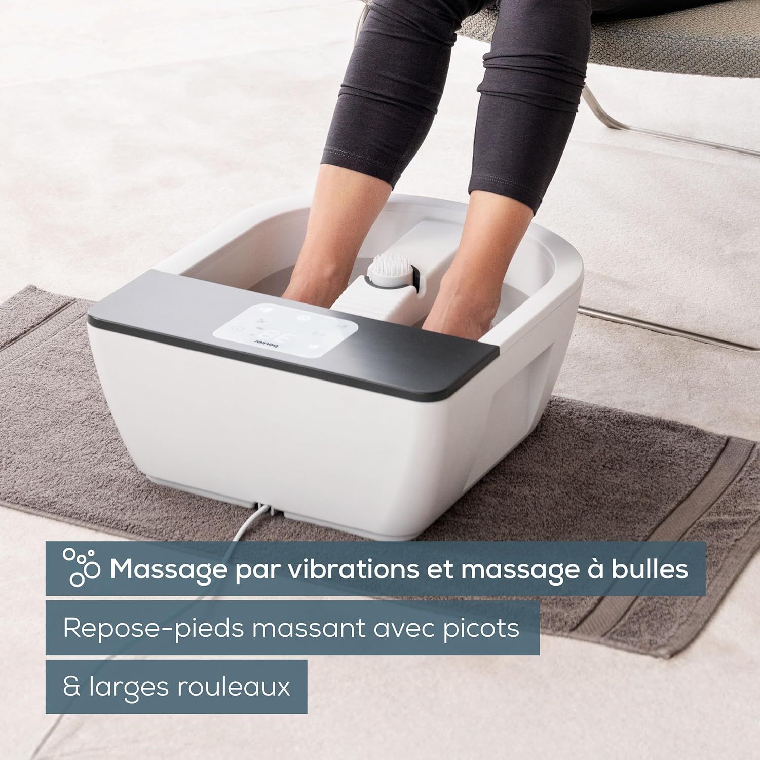 Bain de pieds Beurer FB 60 avec rouleaux et picots en utilisation.