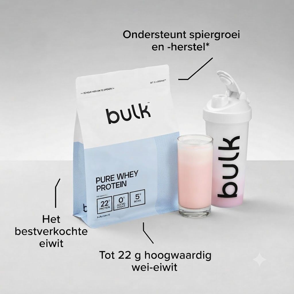 Bulk Pure Whey Protein poeder in wit-blauwe verpakking, naast een glas met roze eiwitshake en een witte shaker.
