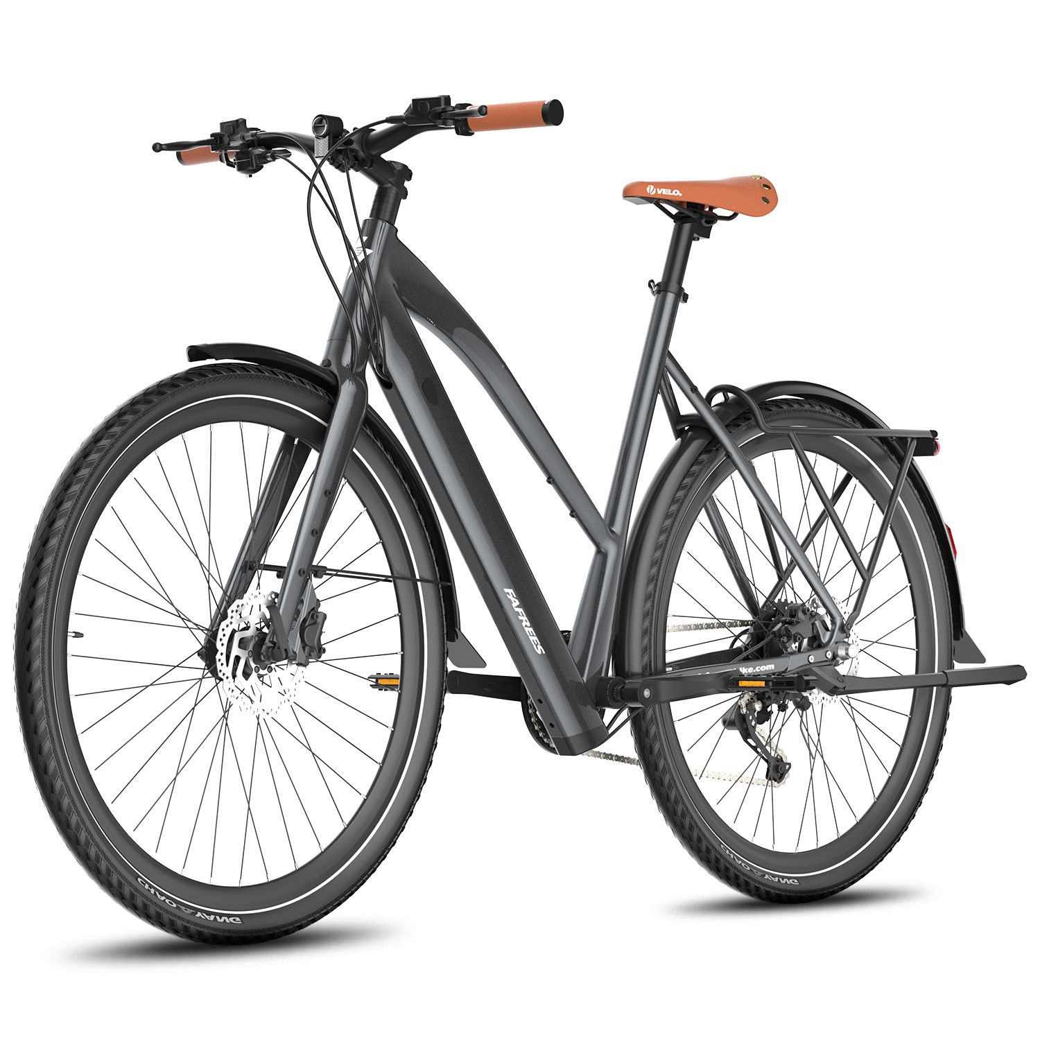 Vélo électrique gris foncé avec selle et poignées marron. Pneus noirs, garde-boue et porte-bagages. Vue arrière.