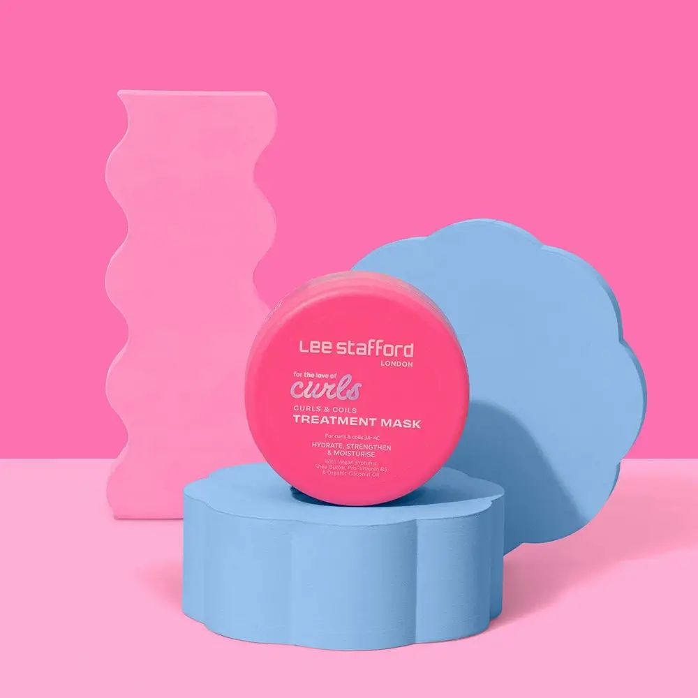 Roze pot op blauwe sokkel. Tekst: "Lee stafford curls TREATMENT MASK". Roze en blauwe vormen op de achtergrond.