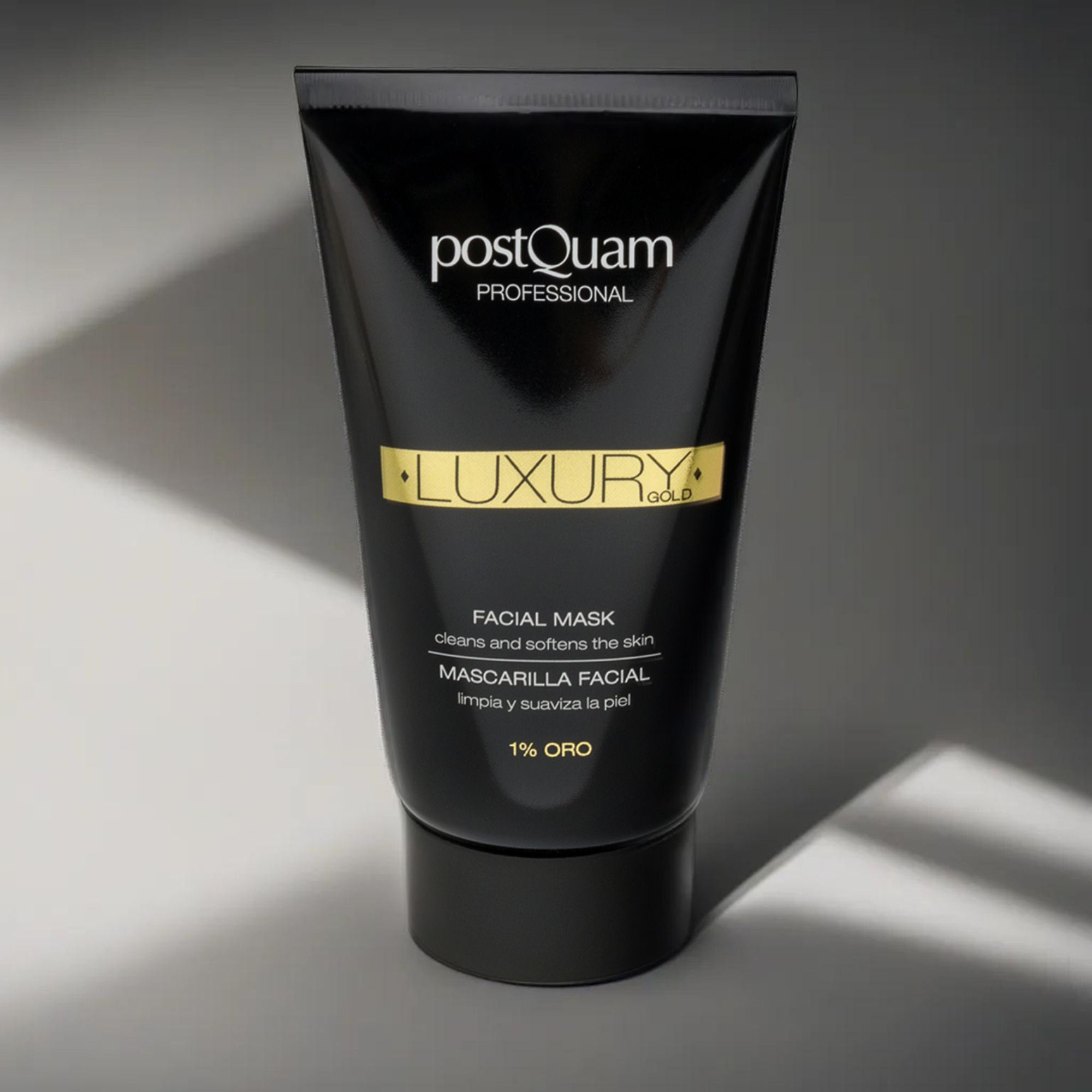 Zwarte tube met gouden tekst. Postquam Professional, Luxury Gold, Facial Mask, 1% Oro. Reinigt en verzacht de huid.