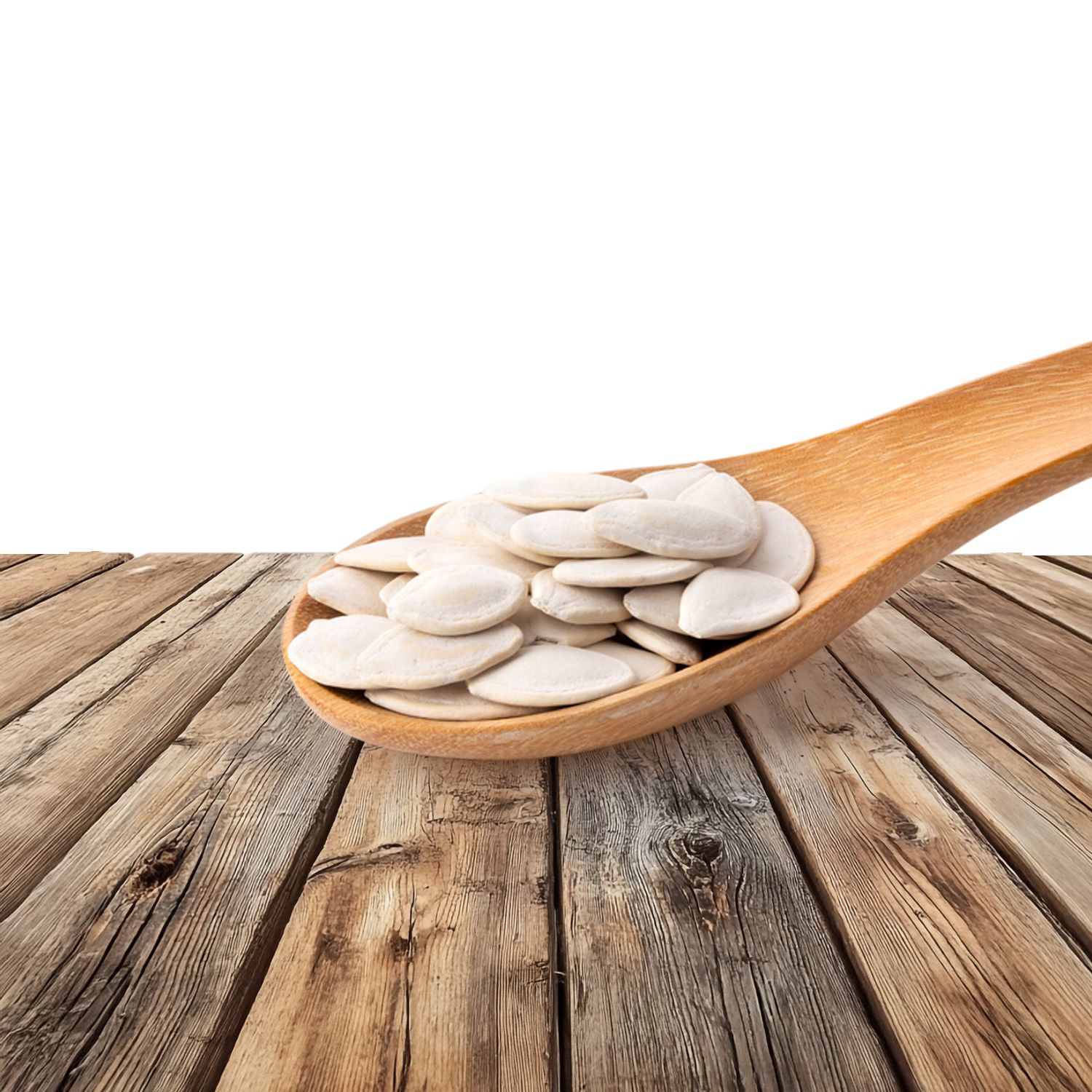 Cuillère en bois remplie de graines de citrouille grillées sur une surface en bois.