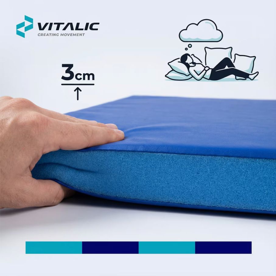 Tapis de fitness bleu, 3 cm d'épaisseur. Main appuyant sur la surface. Logo visible.