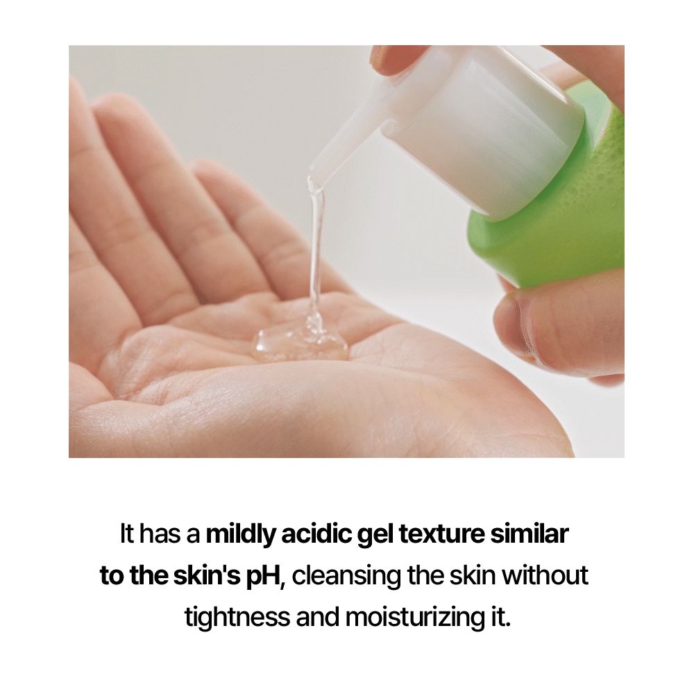 Main avec produit. Liquide clair coule de la pompe. Texte: Texture gel légèrement acide, nettoie sans tiraillement.