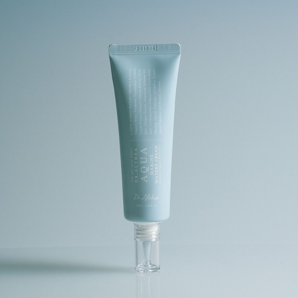 Tube bleu clair avec informations produit sur un dégradé bleu.