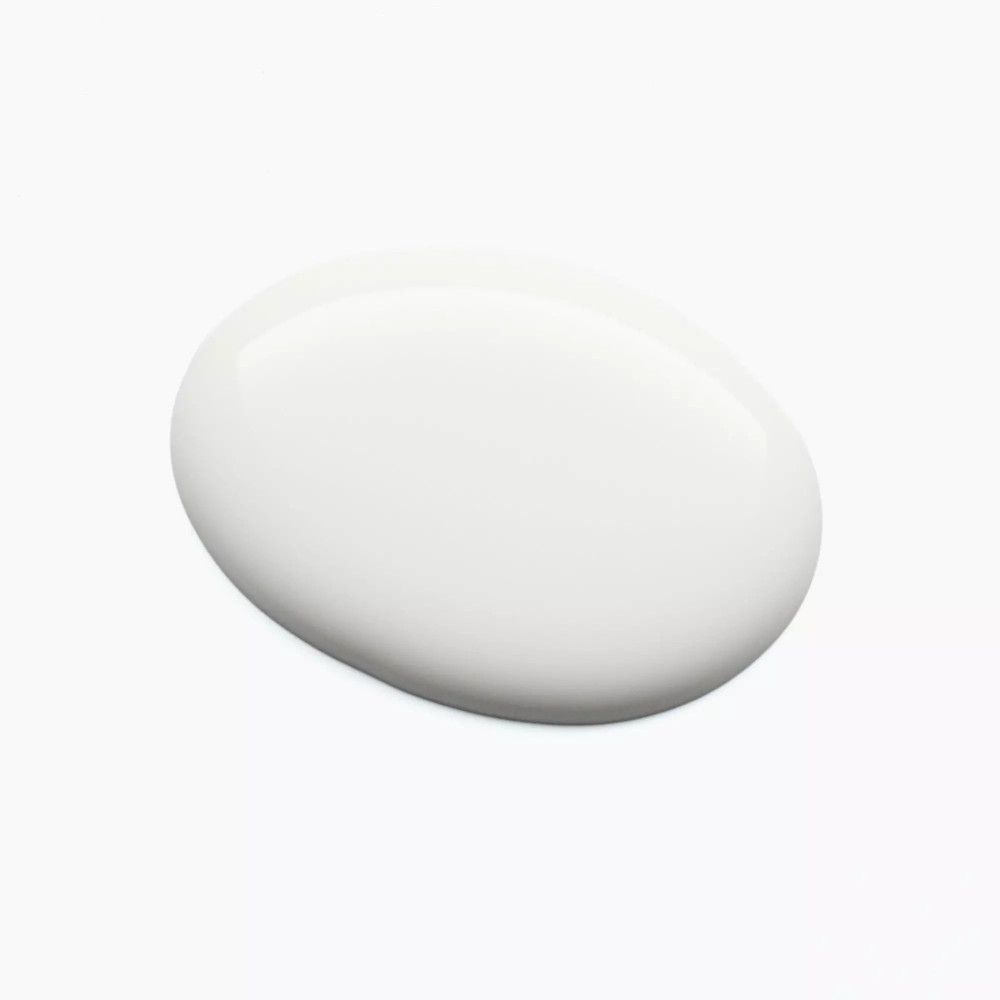 Goutte de vernis à ongles blanc sur fond blanc. Forme ovale, surface brillante.