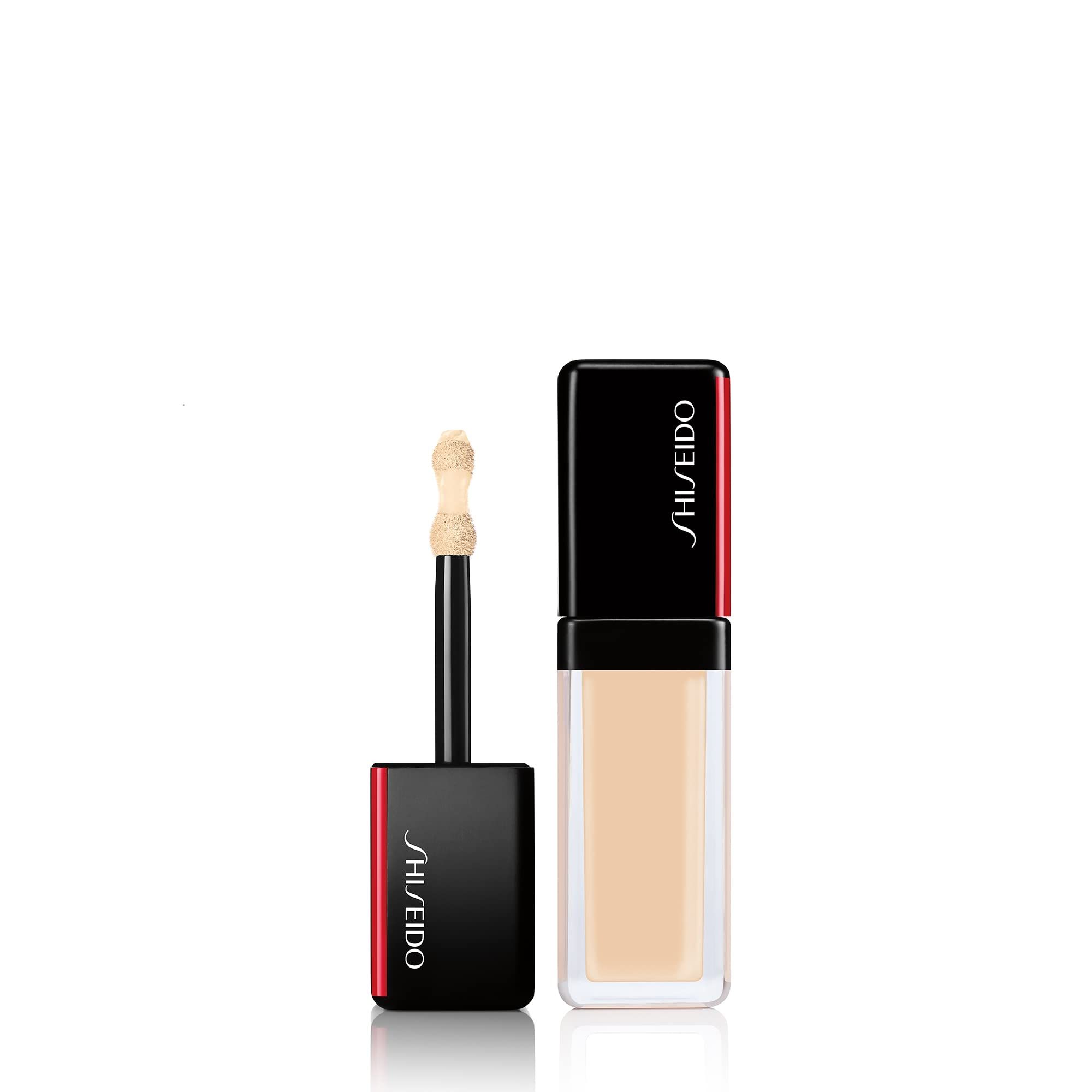 Correcteur Shiseido, capuchon noir, détails rouges. Applicateur sorti, montrant le produit. Logo Shiseido visible.
