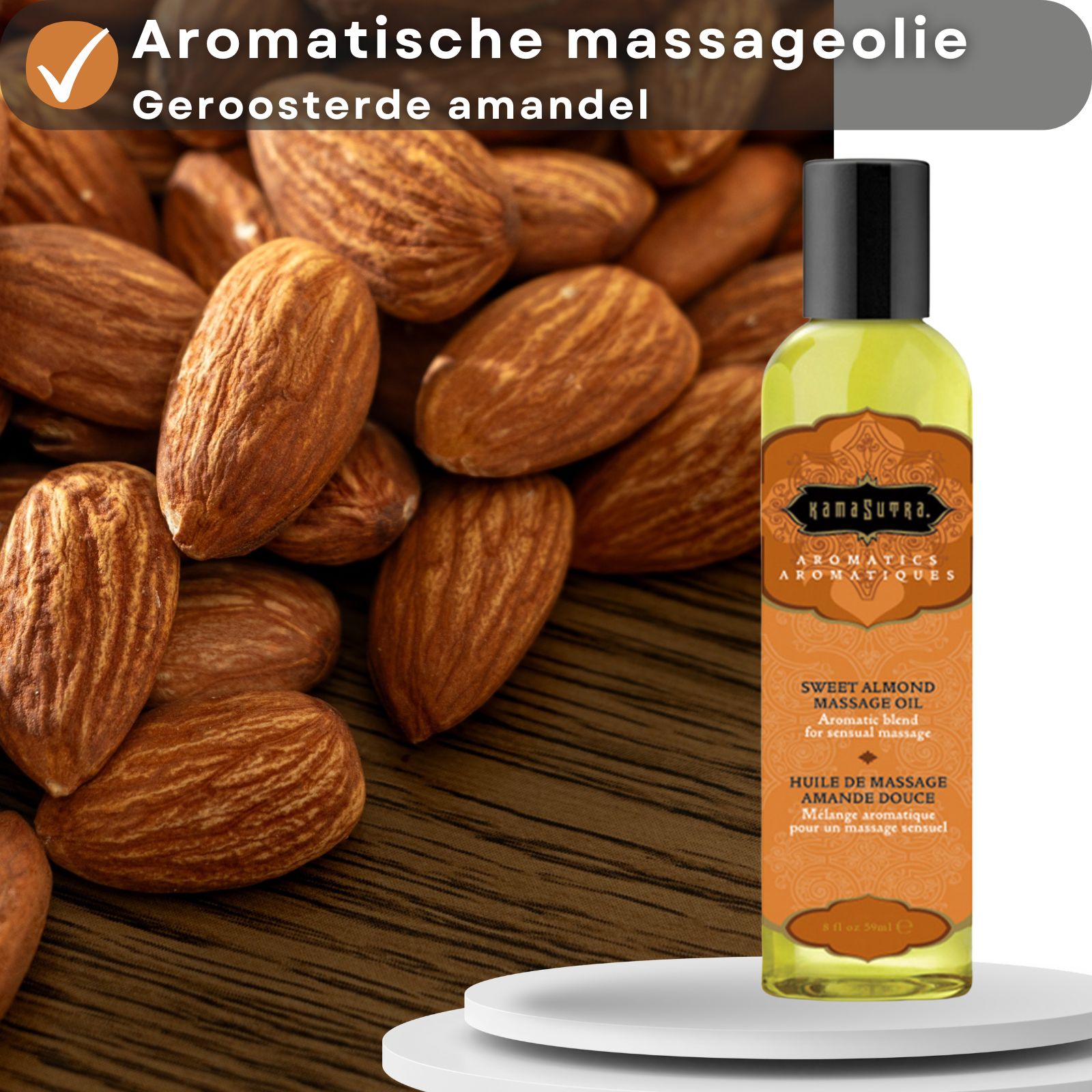 Kamasutra massageolie met geroosterde amandel. Fles naast amandelen op houten ondergrond. Productinformatie.