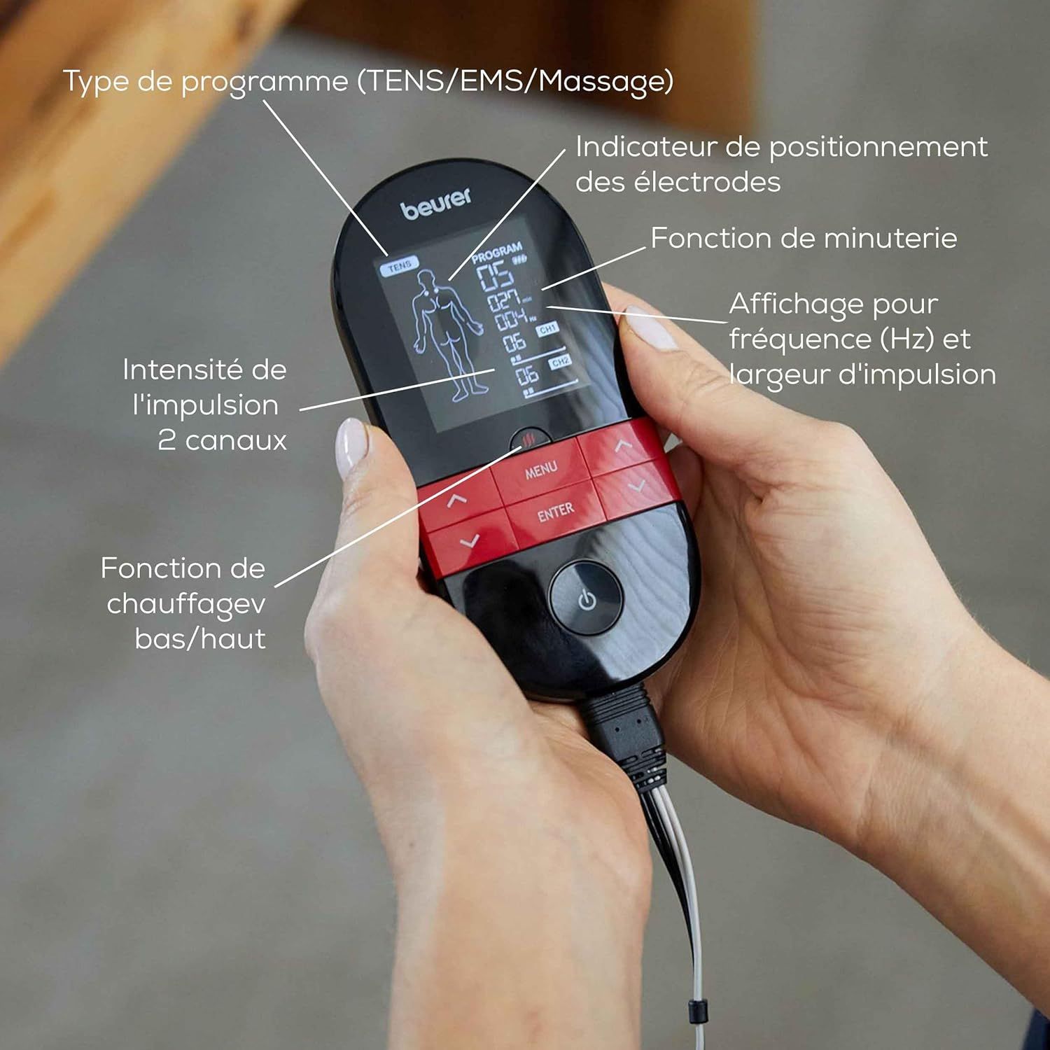 Femme avec électrodes TENS/EMS sur le haut du dos, tenant la télécommande.