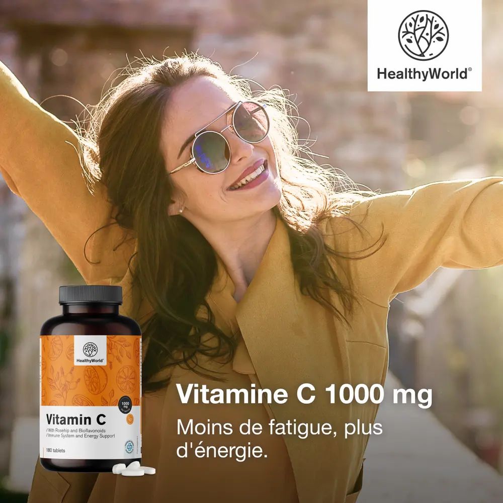 Femme avec lunettes de soleil et flacon de vitamine C. Inscription : Vitamine C 1000 mg. Moins de fatigue, plus d'énergie.