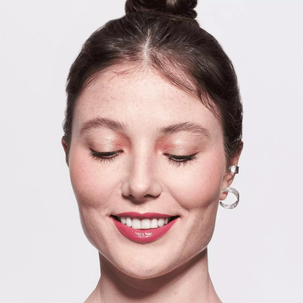 Femme aux lèvres roses. Yeux fermés.