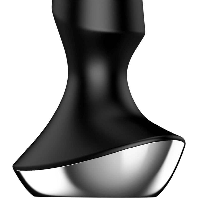 Vue détaillée de la base large et argentée d'un vibrateur anal noir de forme incurvée.