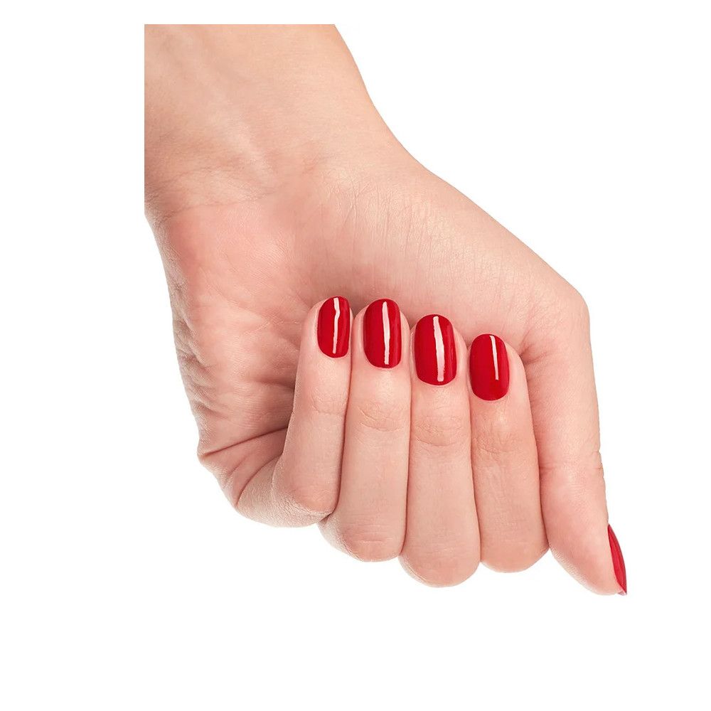 Main avec ongles vernis en rouge. Quatre ongles sont visibles, un est coupé.