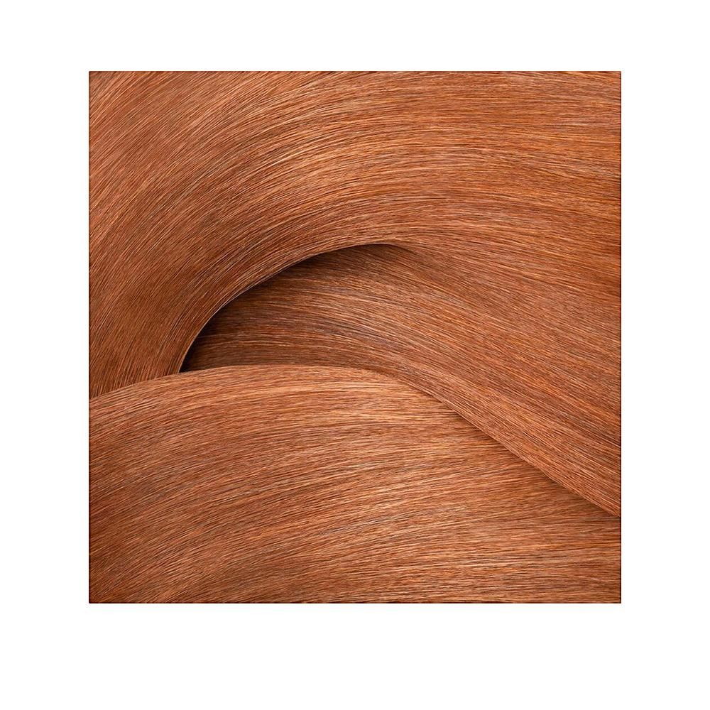 Mèches de cheveux cuivrées. Les mèches sont ondulées et superposées.