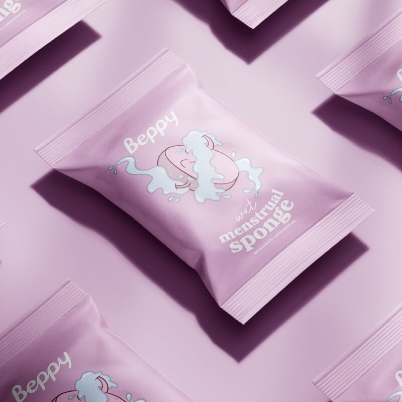 Roze individuele verpakking met productafbeelding en tekst "Beppy wet menstrual sponge".