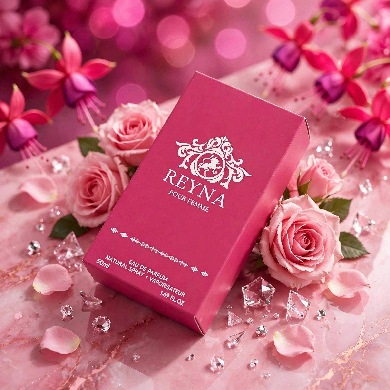 Boîte de parfum rose avec logo argenté et inscription 'REYNA POUR FEMME', entourée de roses.