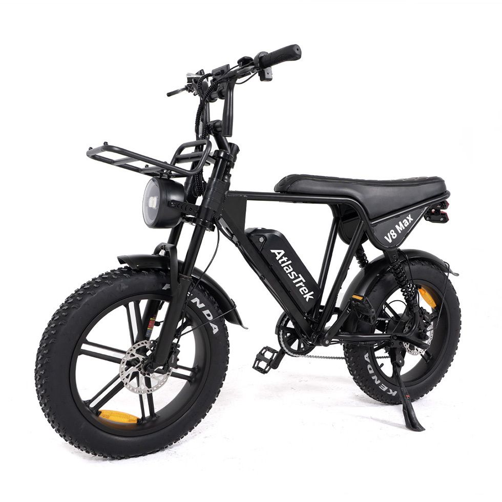 Zwarte e-bike met Kenda-banden, bagagerek, koplamp en V8 Max-opschrift. Accu met AtlasTrek-logo.