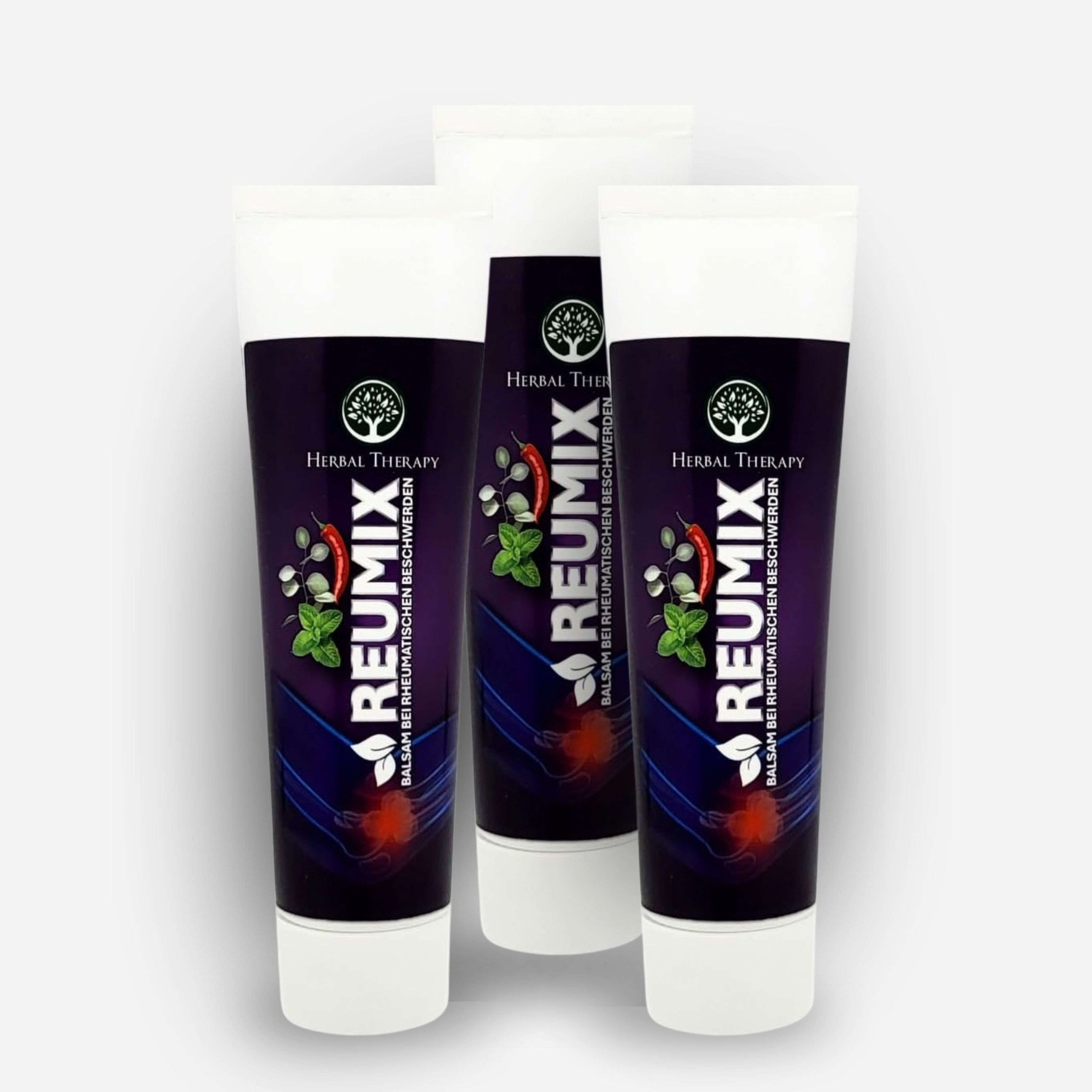 Drie tubes van de Reumix balsem bij reumatische klachten. De verpakking toont kruiden en specerijen.