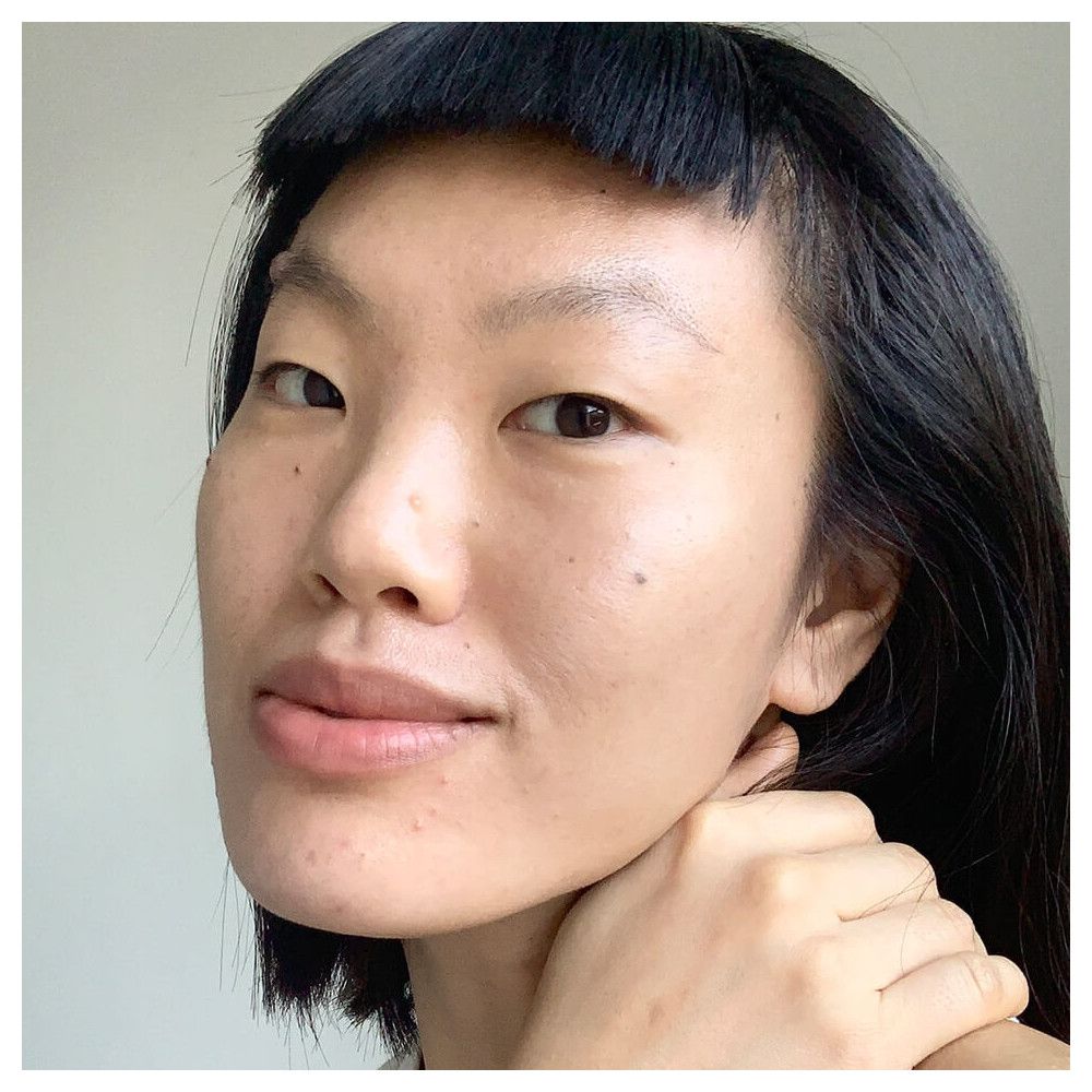 Gros plan d'une personne. Peau claire, cheveux foncés. Regardant la caméra.