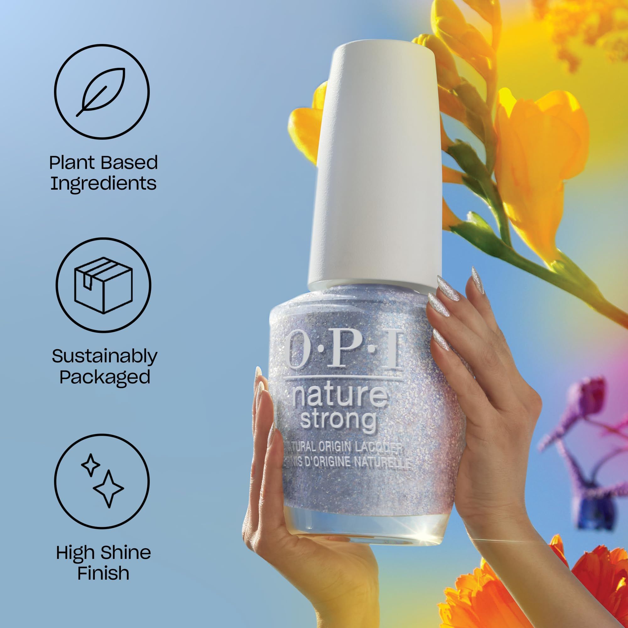 Une main tient un flacon de vernis à ongles. OPI Nature Strong est écrit sur le flacon. Symboles pour ingrédients végétaux, emballage durable et finition brillante.