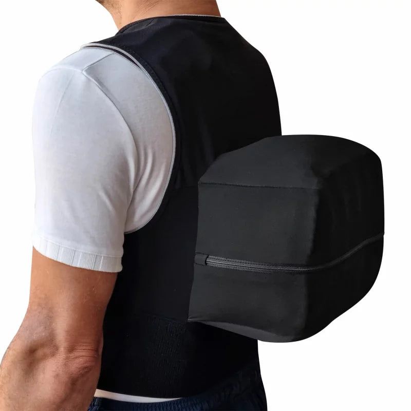 Vue arrière d'un gilet noir avec un élément rectangulaire. Le gilet est porté par une personne. Fermeture éclair sur l'élément.