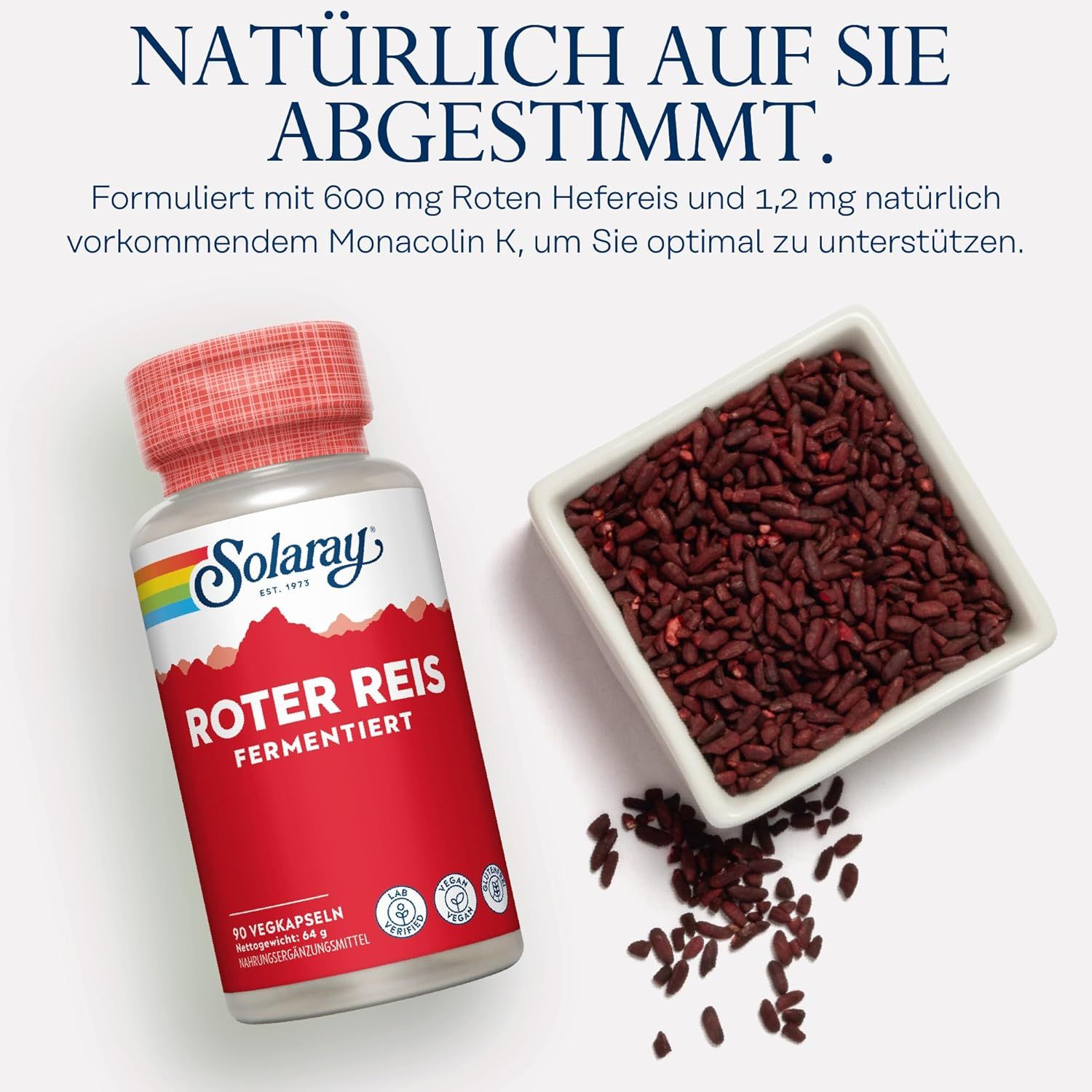 Solaray Gefermenteerde rode gistrijst capsules en een kom met rode rijst.