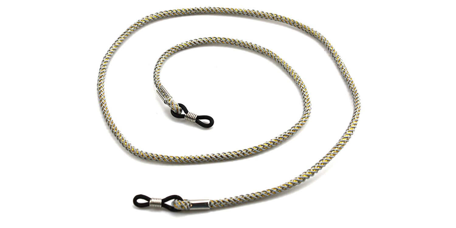 Brillenkoord, gevlochten touw, beige-grijs. Metalen uiteinden met lussen. Witte achtergrond.