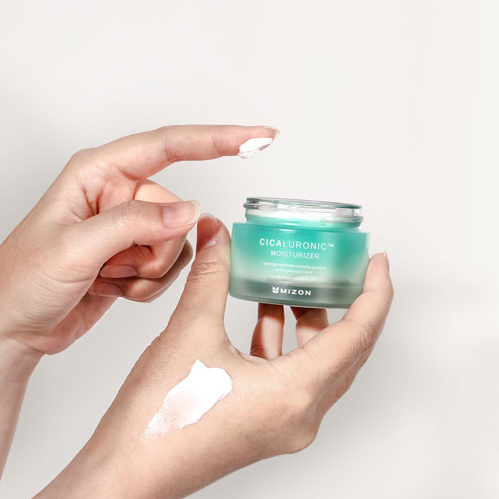 Gezicht met crème aangebracht. Tekst: Thick & Creamy Texture, Easy Absorption, Non-Oily Finish.