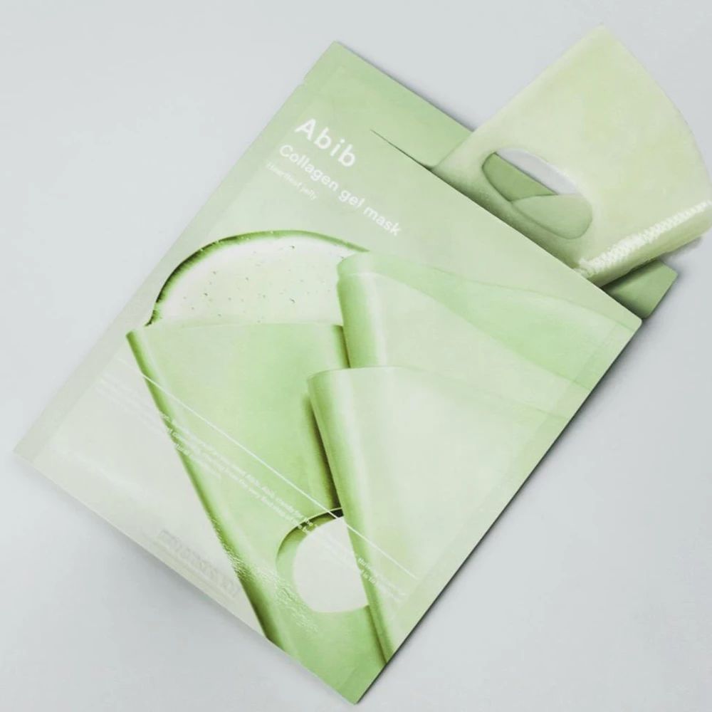 Open groene verpakking met product. Opschrift: Abib Collagen Gel Mask Heartleaf Jelly. Gelmasker gedeeltelijk zichtbaar.