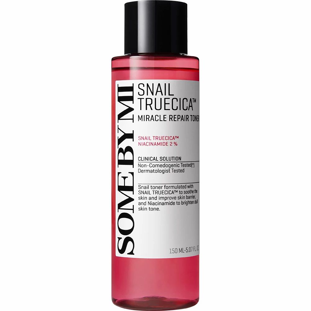 Een rode fles met een zwarte dop. De fles draagt de tekst SOME BY MI en Snail TrueCICA Miracle Repair Toner. 150 ml.