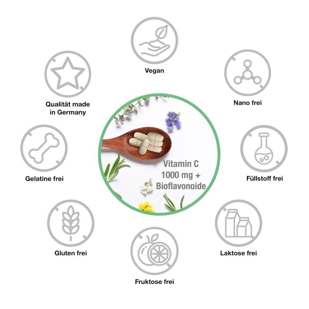 Gélules de Vitamine C 1000 mg + Bioflavonoïdes sur une cuillère en bois, entourées d'herbes. Icônes : vegan, qualité fabriquée en Allemagne, sans gélatine, sans gluten, sans fructose, sans lactose, sans nano, sans charges.
