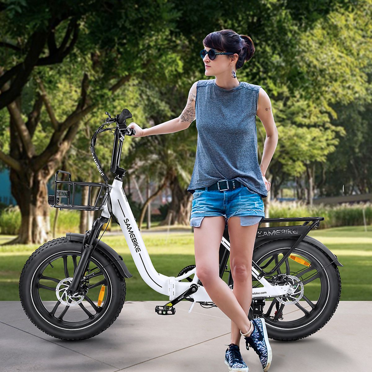 Femme appuyée sur un vélo électrique SAMEBIKE C05 Pro blanc. Arbres et pelouse en arrière-plan.
