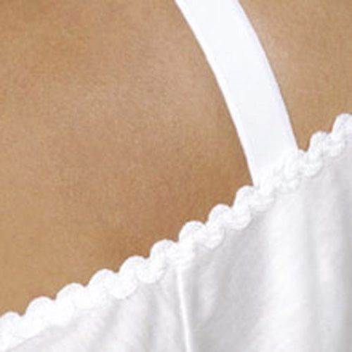 Gros plan d'un tissu blanc avec un ourlet ondulé. Le tissu fait probablement partie d'un vêtement.