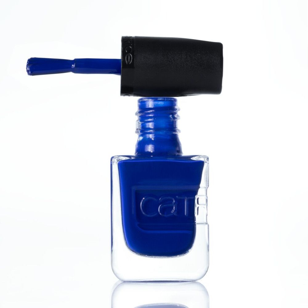Flesje blauwe nagellak met aangebrachte kwast. Het "catrice" logo is in reliëf op het flesje.