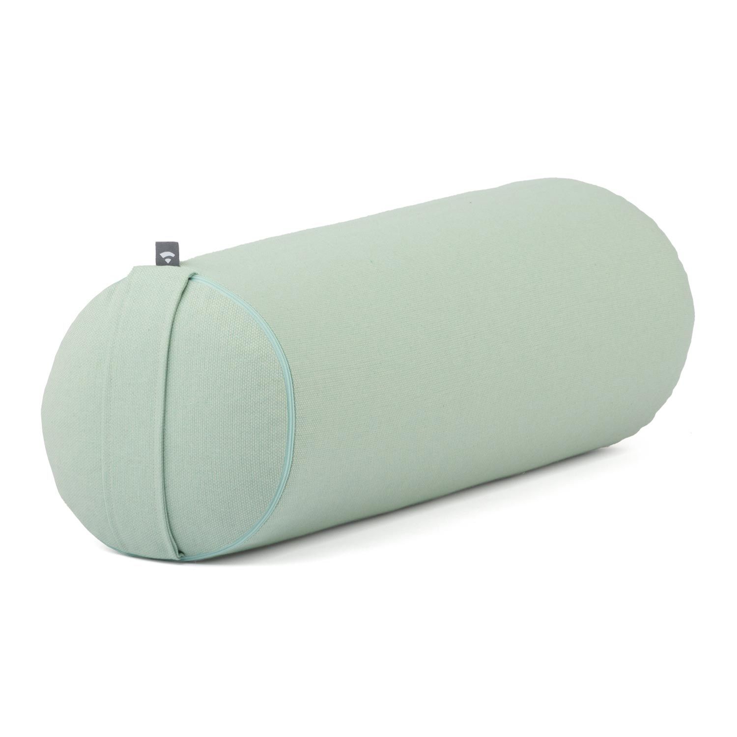 Cilindrisch yoga bolster in mintgroen. Afgeronde uiteinden, klein label. Stoffen hoes met lichtblauwe naad.