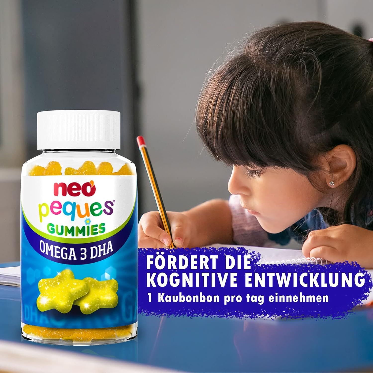Kind schrijft aan tafel, ernaast een fles Neo Peques Omega 3 DHA Gummies.