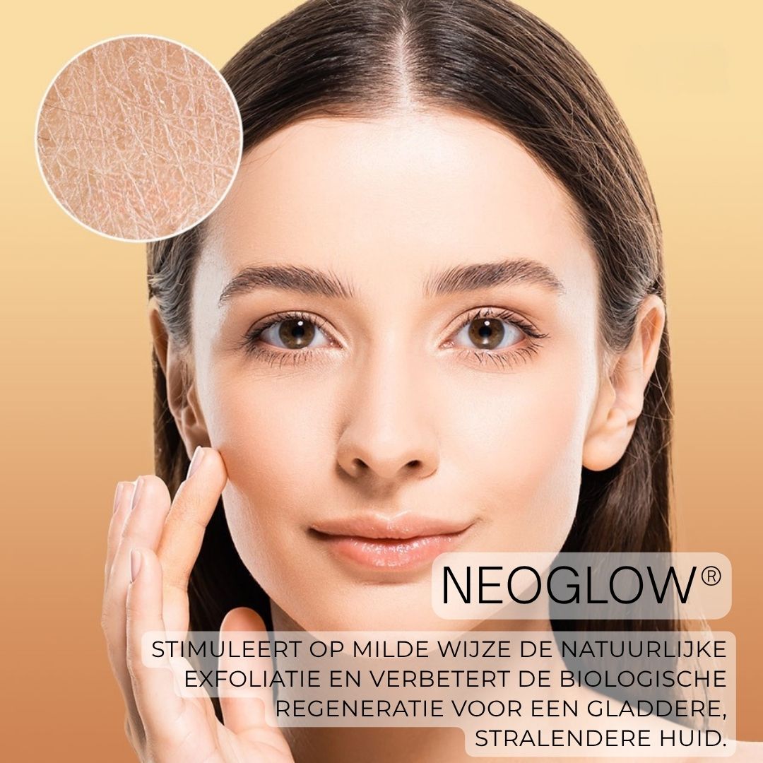 Vrouw raakt haar gezicht aan. Tekst: NEOGLOW. Stimuleert de natuurlijke exfoliatie.