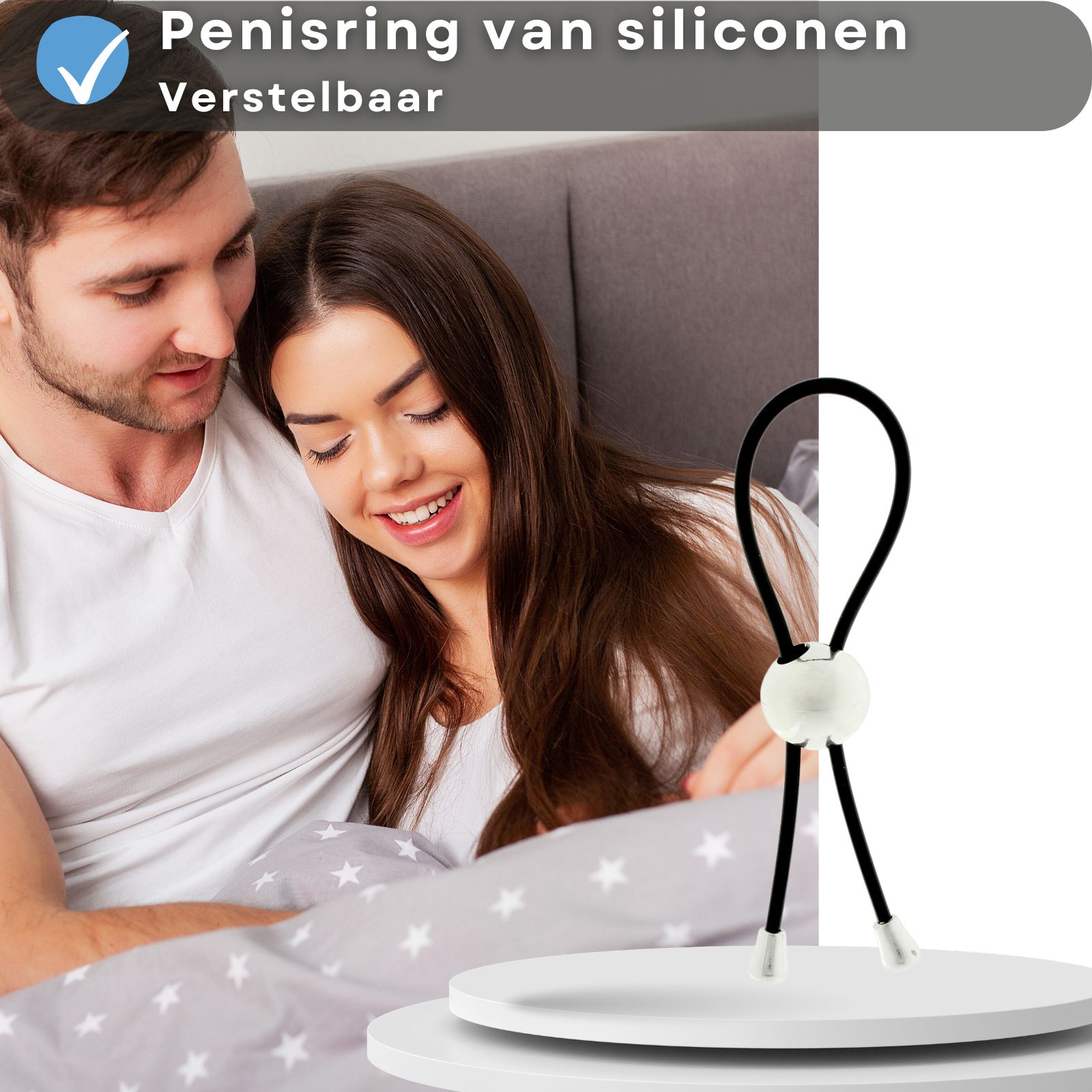 Penisring van siliconen, verstelbaar. Koppel in bed, lachend.