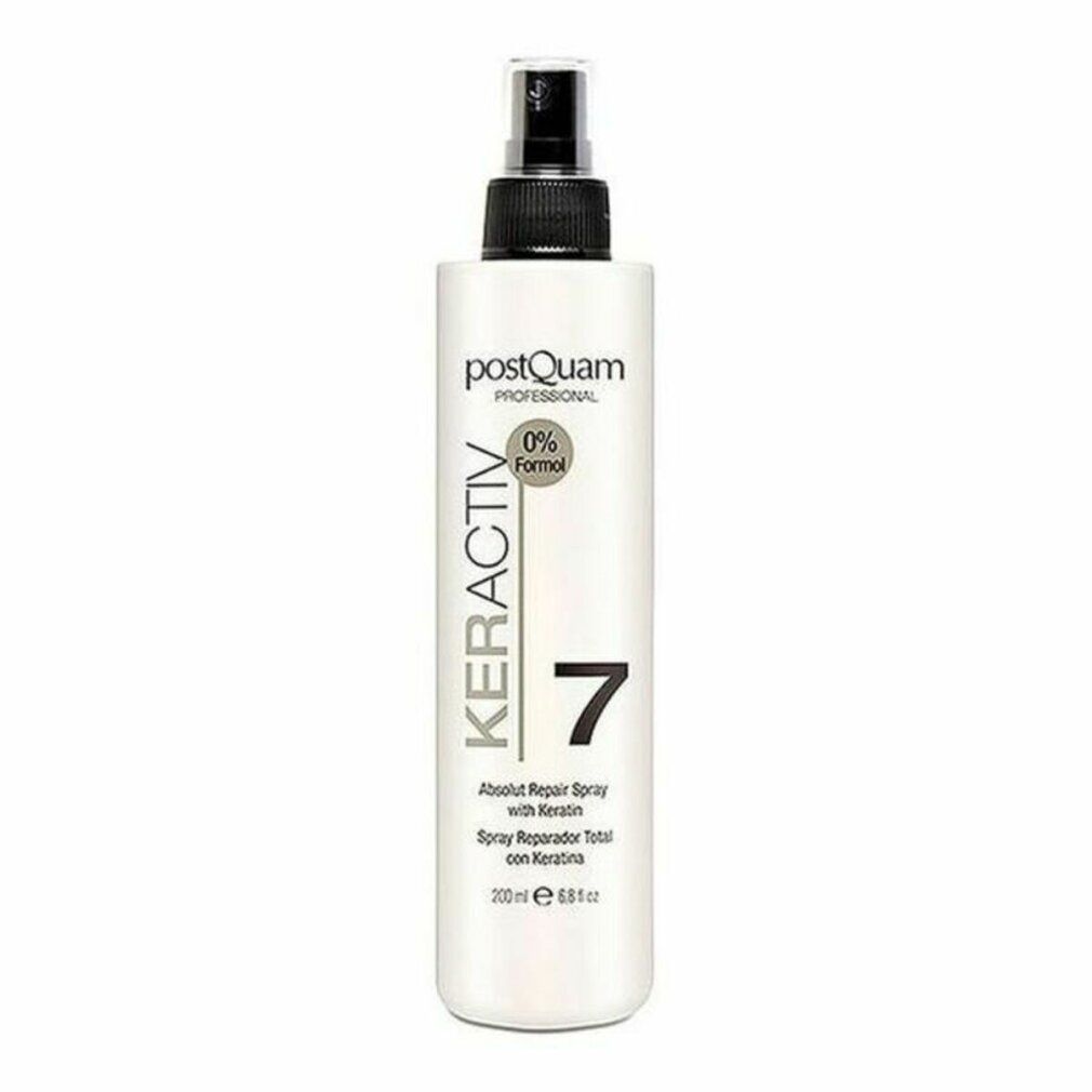 Wit spray met zwarte sproeikop. Opschrift: Postquam, Keractiv 7, Absolut Repair Spray with Keratin. 0% Formol.