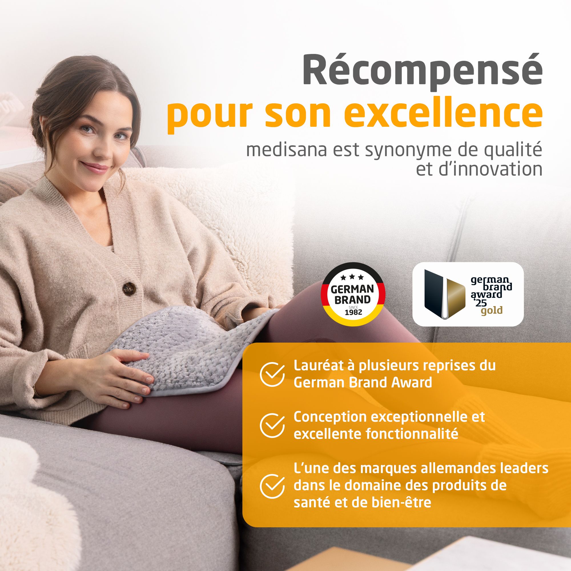 Coussin chauffant gris clair. Femme sur canapé. German Brand Award. German Brand Award 25 Gold. Récompensé pour l'excellence.