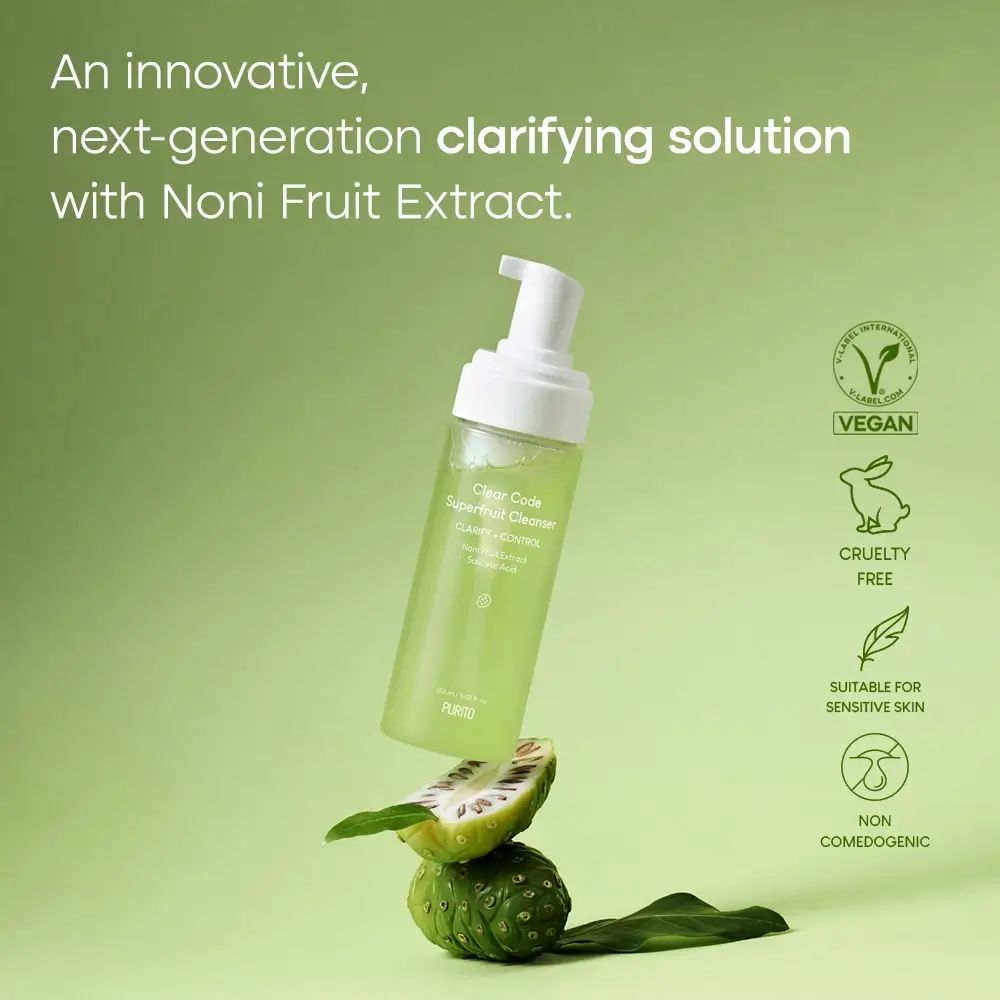 Fles met witte pomp, fruit en tekst. Opschrift: Clear Code Superfruit Cleanser. Vegan, Cruelty Free, etc.