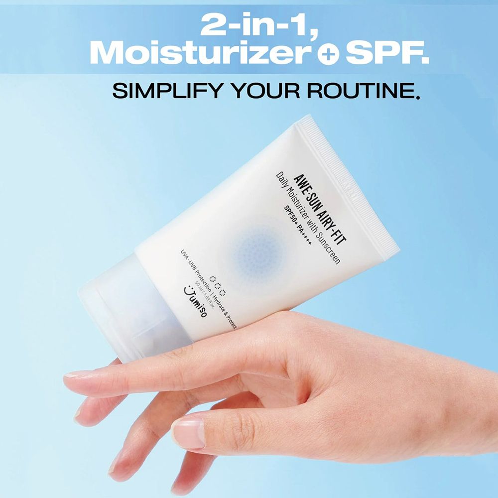 Witte tube met blauwe dop, vastgehouden door een hand. Opschrift: AWE-SUN AIRY-FIT Daily Moisturizer with Sunscreen SPF50+ PA++++.