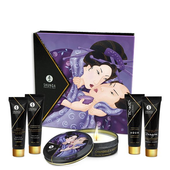 Productset met diverse tubes, een kaars en een doos. Afbeelding van twee personen op de doos.