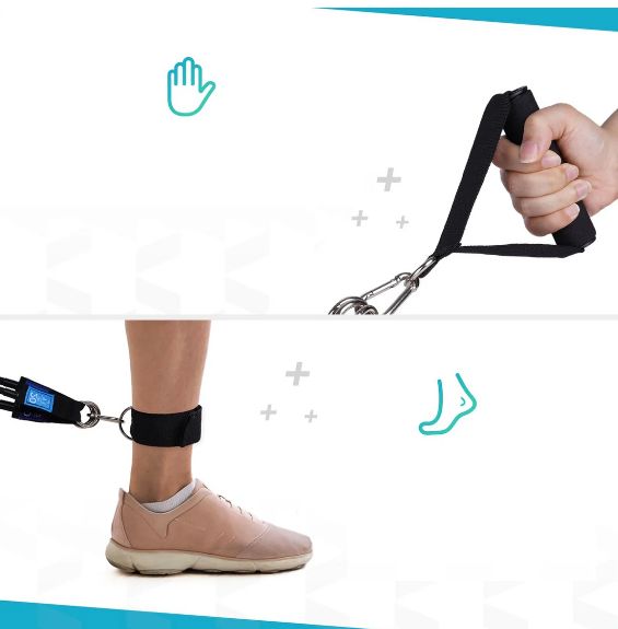 Gros plan sur la main et le pied avec accessoires de bandes de fitness. Main tenant une poignée, pied avec chevillère. Bandes noires.