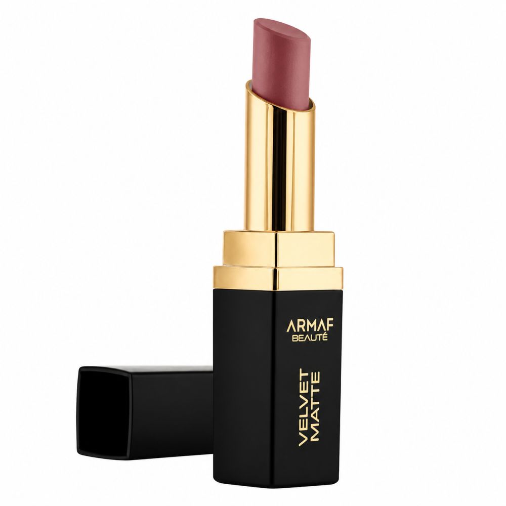 Een matte lipstick in een zwarte huls met gouden accenten. De dop ligt ernaast.