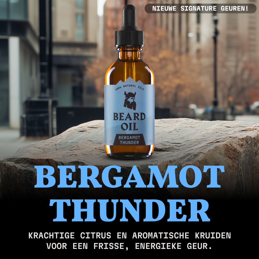 Fles baardolie met druppelaar op rots in stad. Tekst: Bergamot Thunder, krachtige citrus en kruidige geur.