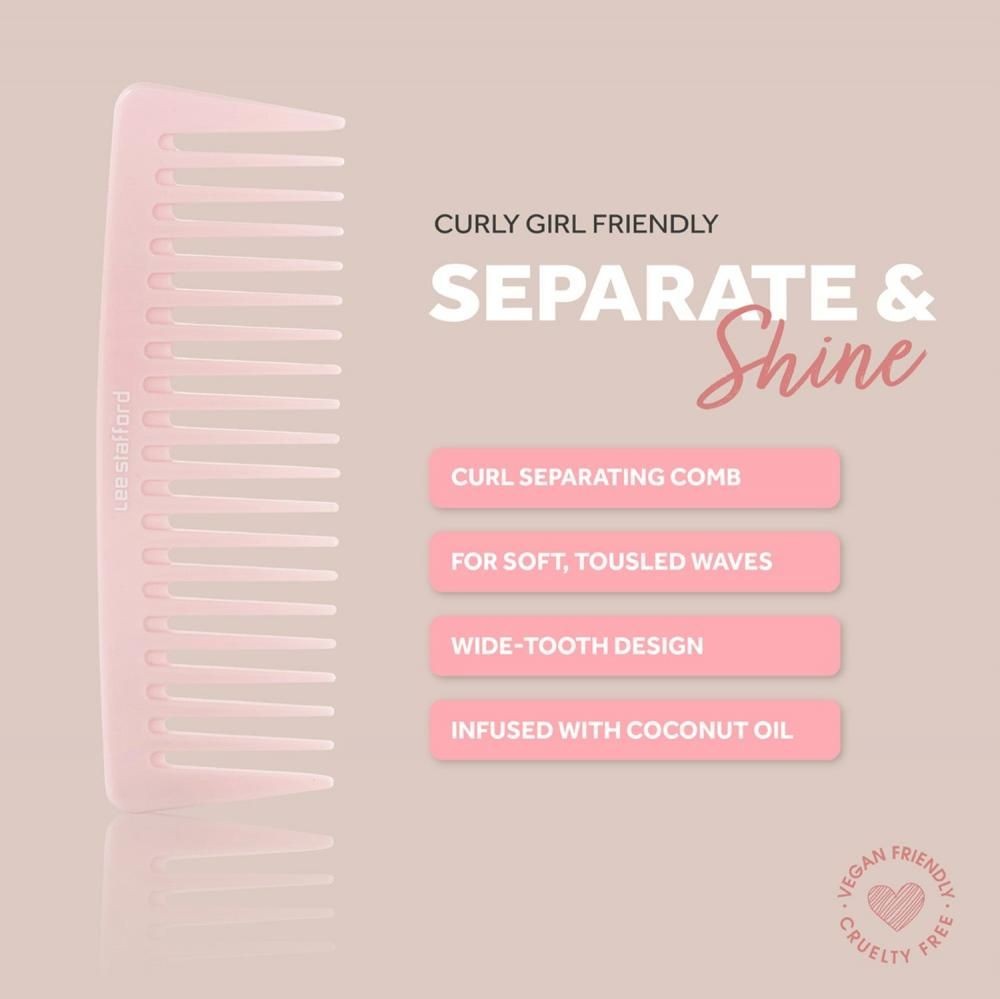 Un peigne rose pâle à larges dents, 'Curly Girl Friendly' et 'Separate & Shine'.